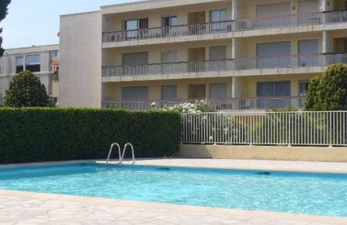 Le Lavandou Apartment | Beachside Apartment with Pool, Tennis & Petanque - Sleeps 4