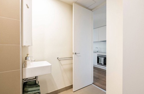 Hampton Apartment | Beachside apartment with free parking