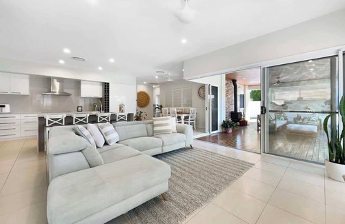 Warana House | Beachside Bliss - Pool, Cinema & Alfresco Living