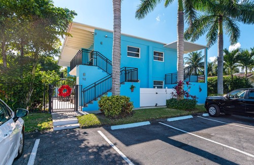 Palm Beach Shores Condo | ⭐BEACHSIDE BLISS!⭐Singer Island 2/2⭐Huge Pool+Spa