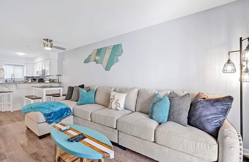 North Carolina Coast Condo | Beachside Breeze Condo w/pool and private beach access