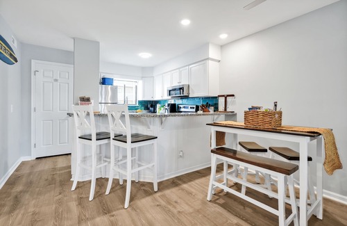 North Carolina Coast Condo | Beachside Breeze Condo w/pool and private beach access