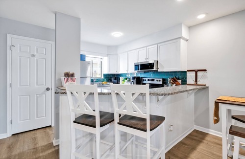 North Carolina Coast Condo | Beachside Breeze Condo w/pool and private beach access