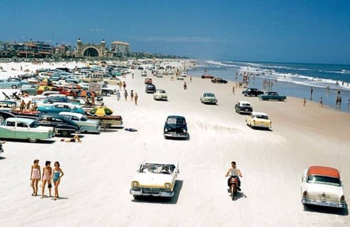 Surfside Historic District House | Beachside Bungalow *NASCAR*Walk to Main St/ Ocean