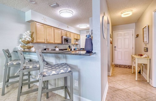 Indian Rocks Beach Condo | Beachside Coastal Retreat! 2 Bedroom/Balcony w/Beach View! *SPECIAL*