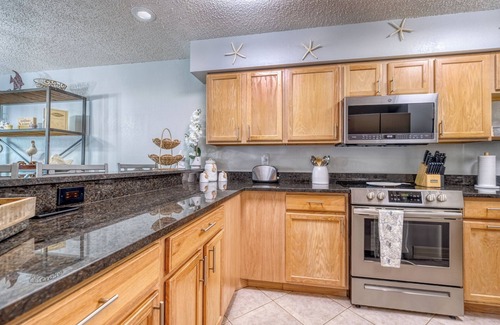 Indian Rocks Beach Condo | Beachside Coastal Retreat! 2 Bedroom/Balcony w/Beach View! *SPECIAL*
