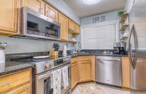 Indian Rocks Beach Condo | Beachside Coastal Retreat! 2 Bedroom/Balcony w/Beach View! *SPECIAL*