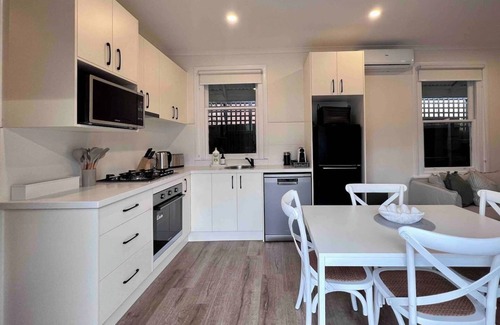 Brighton Apartment | Beachside Charm with Garden - Walk to Train