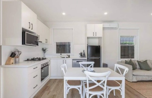 Brighton Apartment | Beachside Charm with Garden - Walk to Train