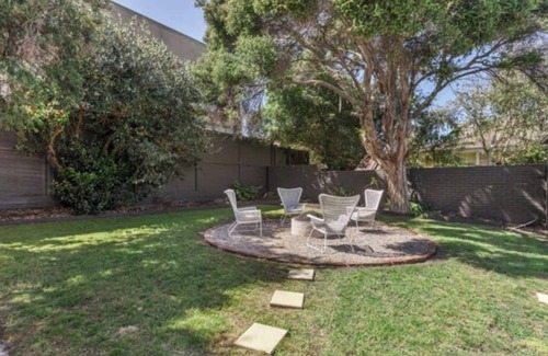 Brighton Apartment | Beachside Charm with Garden - Walk to Train