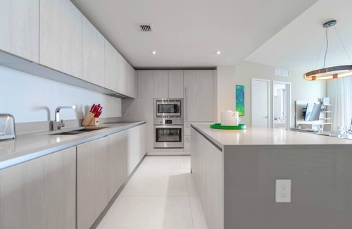 Hollywood South Central Beach Condo | Beachside Condo | Ocean View + Gym