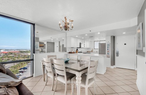 Destin Condo | ⛱️Beachside Condo~Sleeps 8~In/Out Pools~SplashPad~Sauna~2BR SunDestin 818