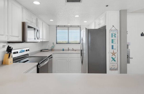 Destin Condo | ⛱️Beachside Condo~Sleeps 8~In/Out Pools~SplashPad~Sauna~2BR SunDestin 818