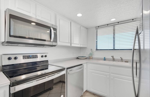 Destin Condo | ⛱️Beachside Condo~Sleeps 8~In/Out Pools~SplashPad~Sauna~2BR SunDestin 818