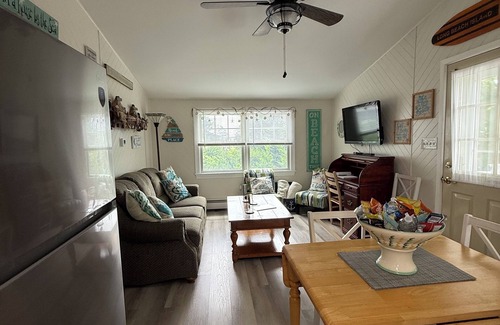 Surf City Apartment | Beachside, convenient, Coastal Decor Surf City Apartment, family friendly!