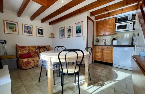 La Remigeasse House | Beachside Duplex with Terrace, 350m from Shore, Private Parking, Sleeps 4, Renovated
