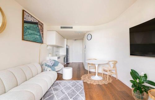 Hampton Apartment | Beachside flat with free parking