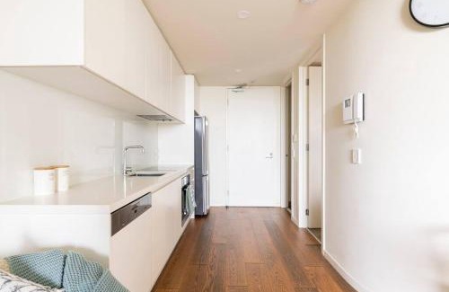 Hampton Apartment | Beachside flat with free parking