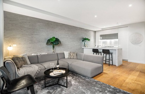 Port Melbourne Apartment | Beachside Gem: Gorgeous Views & Cafes Steps Away!
