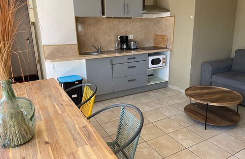 Plage d'Argeles Apartment | Beachside Getaway: Cozy 2-Room Apartment with Wi-Fi, A/C, Close to Shops & Attractions