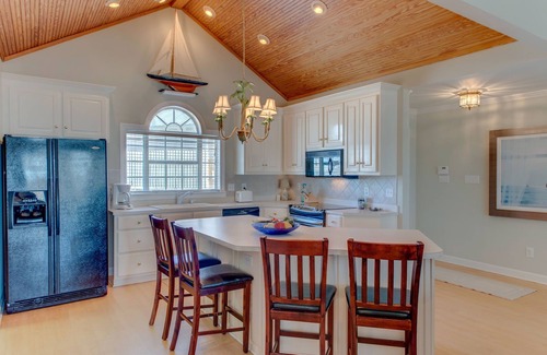 Dauphin Island House | Beachside - Gulf Beachsde, 3 Bedrooms, 2 Baths, Pet Friendly, Sleeps 8.