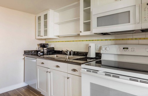 Northeast Virginia Beach Condo | Beachside Location! Beautiful 2 Bedroom Condo in Virginia Beach - Sleeps 6!