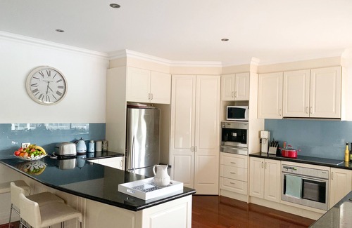 Mount Eliza House | Beachside retreat with pool and tennis court