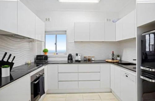 Glenelg South Apartment | Beachside retreat with ocean views in Glenelg