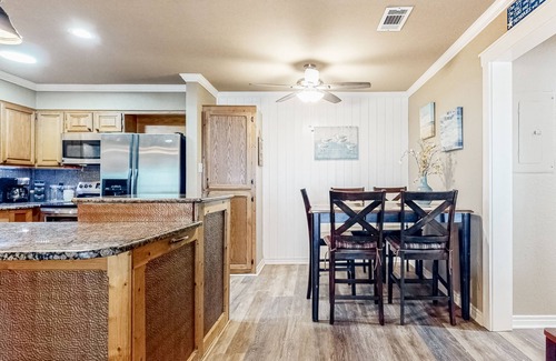 Port Aransas Condo | Beachside snowbird retreat with AC, W/D, lagoon pool & hot tub - dogs welcome