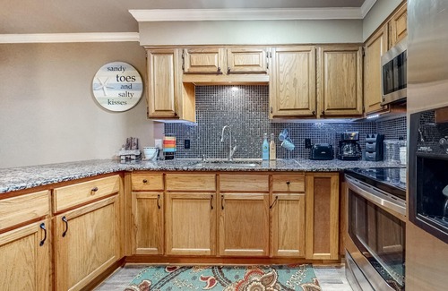 Port Aransas Condo | Beachside snowbird retreat with AC, W/D, lagoon pool & hot tub - dogs welcome