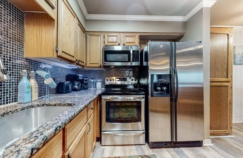 Port Aransas Condo | Beachside snowbird retreat with AC, W/D, lagoon pool & hot tub - dogs welcome