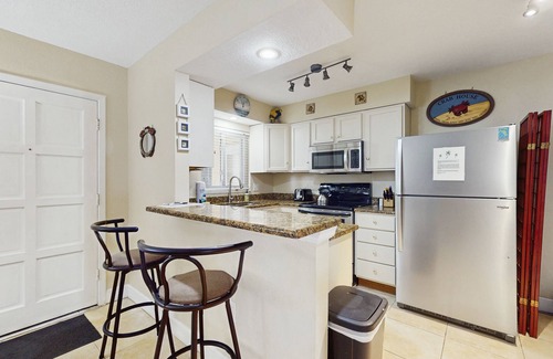 St. Pete Beach Condo | Beachside St. Pete Condo w/Heated Pool – Near Landmark Restaurants