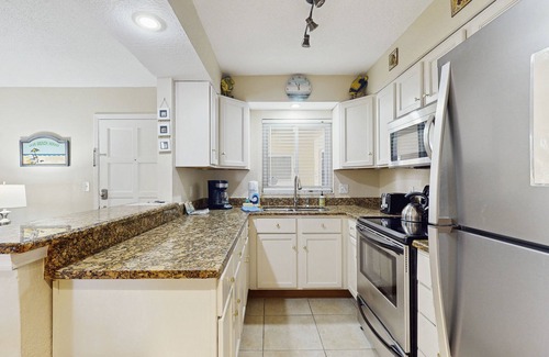St. Pete Beach Condo | Beachside St. Pete Condo w/Heated Pool – Near Landmark Restaurants