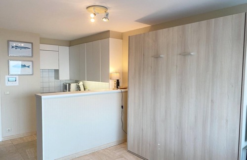 Nieuwpoort-Bad Apartment | Beachside Stay with Views