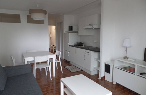 Carnon-Plage Apartment | Beachside Studio Cabin with AC, Parking, and Pet-Friendly