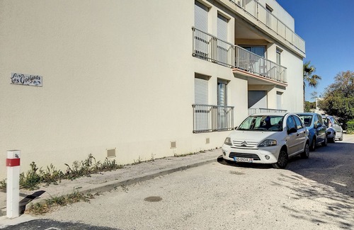 Carnon-Plage Apartment | Beachside Studio Cabin with AC, Parking, and Pet-Friendly
