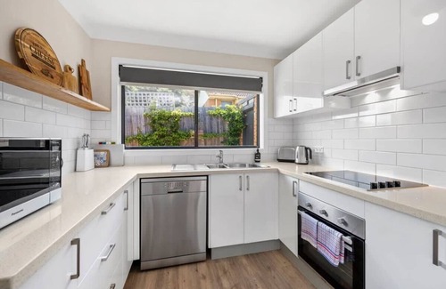 Torquay House | Beachside Torquay Unit: Walk to Surf, Food and Fun