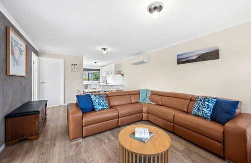Torquay House | Beachside Torquay Unit: Walk to Surf, Food and Fun