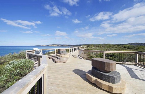 Torquay House | Beachside Torquay Unit: Walk to Surf, Food and Fun