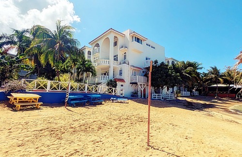 Runaway Bay Apartment | Beachside Townhouse Condo