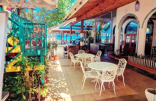 Runaway Bay Apartment | Beachside Townhouse Condo