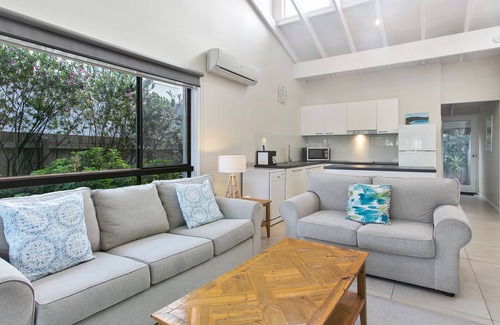Apollo Bay Villa | Beachside Villa - Free WIFI & Pets Welcome