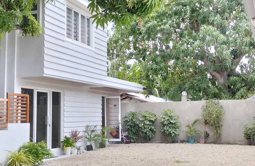 Calatagan Villa | Beachside Villas with Access to Outdoor Pool