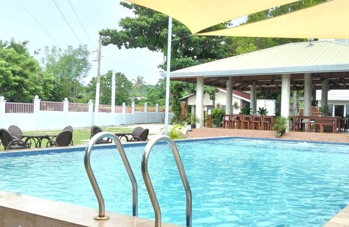 Calatagan Villa | Beachside Villas with Access to Outdoor Pool
