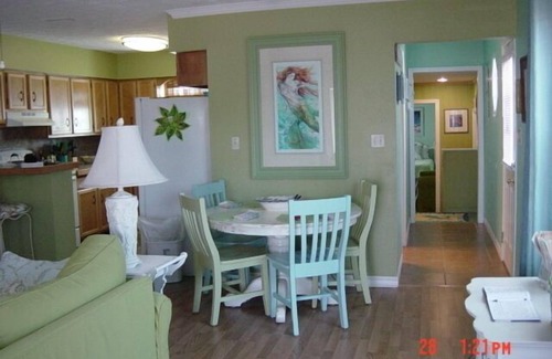 Butler Beach House | BeachsideCottge,easywalk2BestBeach,3bdrm2bth,UpperDeck,FreeWiFi,PetsWlcmFncdYrd