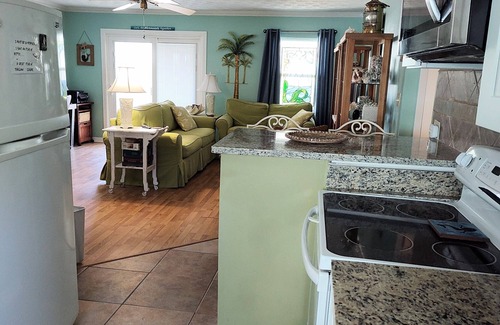 Butler Beach House | BeachsideCottge,easywalk2BestBeach,3bdrm2bth,UpperDeck,FreeWiFi,PetsWlcmFncdYrd
