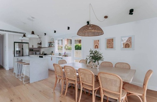 Vincentia House | 'Beachstone'- Soulful Seaside Escape Near the Sand