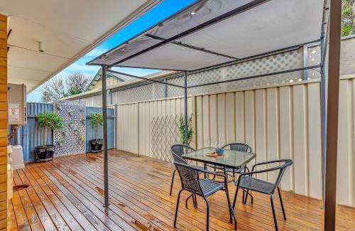Glenelg East House | Beachtown Breeze - A Coastal Gem in Glenelg East