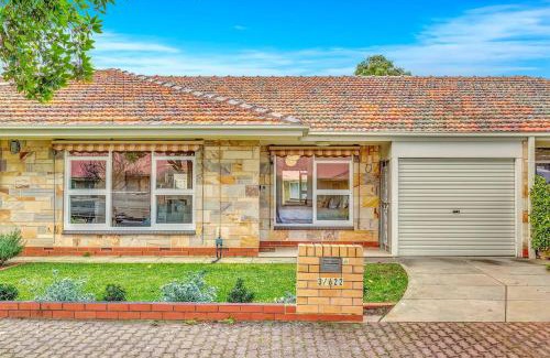 Glenelg East House | Beachtown Breeze - A Coastal Gem in Glenelg East