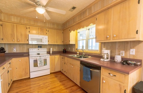 Supply House | Beachum Dreams Holden Beach ICW Private dock 5 minutes to Beach